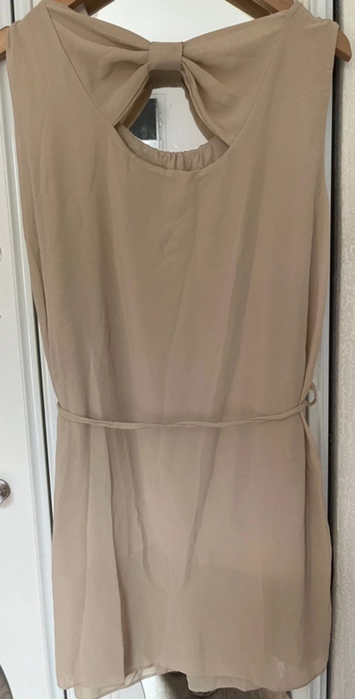 Robe courte en tulle doublé, ceinturé, noeud dans le dos, beige, S , fabriqué en Italie - photo numéro 2