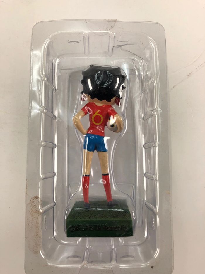 Betty boop joueuse de foot statuette résine - photo numéro 4