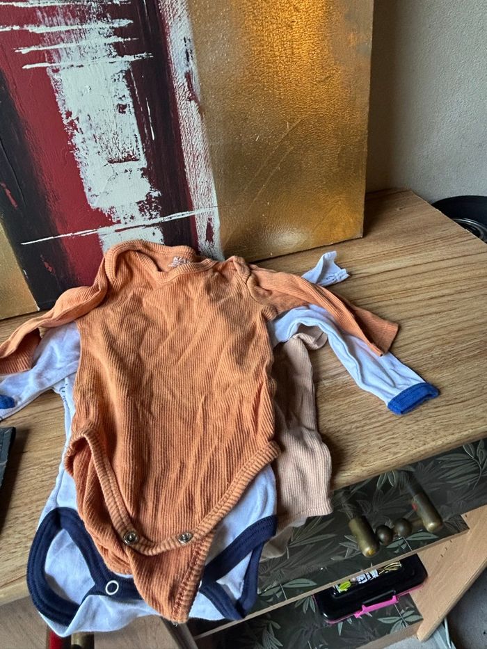 Lot 4 body 6 mois - photo numéro 5