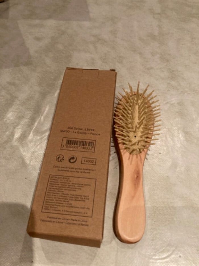 Brosse cheveux en bois YR neuve