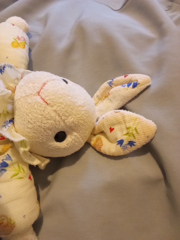 doudou peluche Ajena lapin blanc crème vintage ancien posture debout marque Ajena nez brodé fil roses yeux noirs durs plastique tissu chiffon fleuri floral fleurs - photo numéro 7