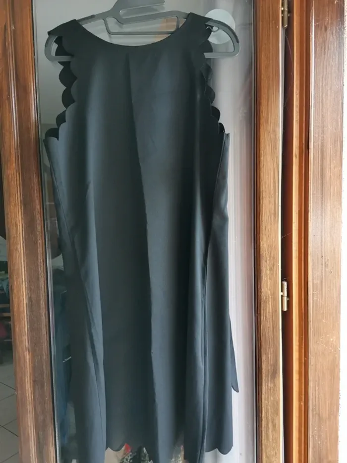 Robe noire sans manche he