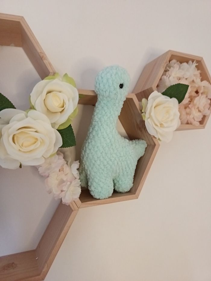 Peluche Dinosaure vert menthe au crochet - photo numéro 3