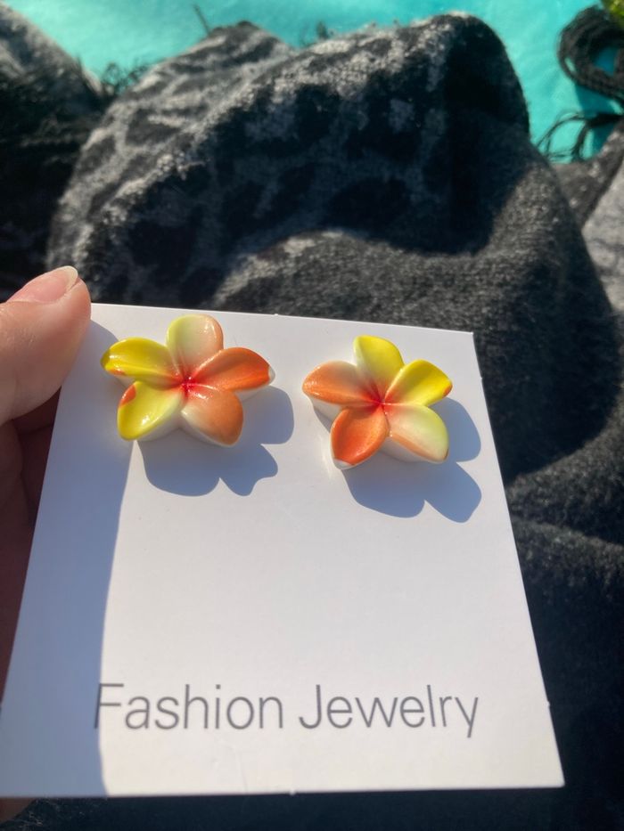 Boucles d’oreilles NEUVES pour femme forme de fleurs couleur jaune - photo numéro 4