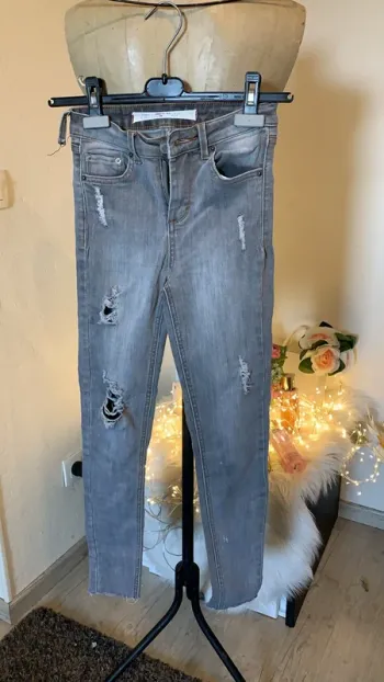 Jean troué femme note 34 mais taille 30