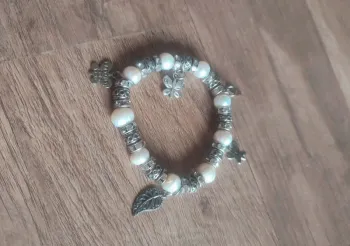 Bracelet élastique a breloques