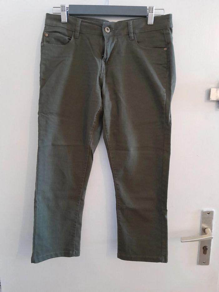 Pantacourt femme,Taille 36, couleur kaki, Marque BA8 Collection