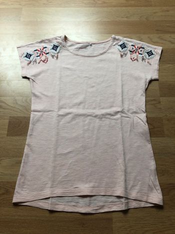 T-shirt rose pale avec détails