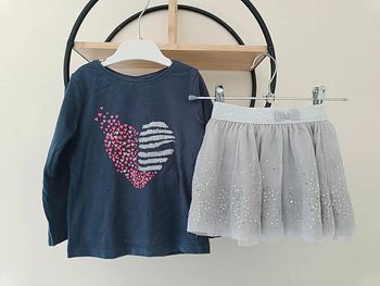 24 mois 2 ans ensemble teeshirt tape a l'oeil et jupe Gémo