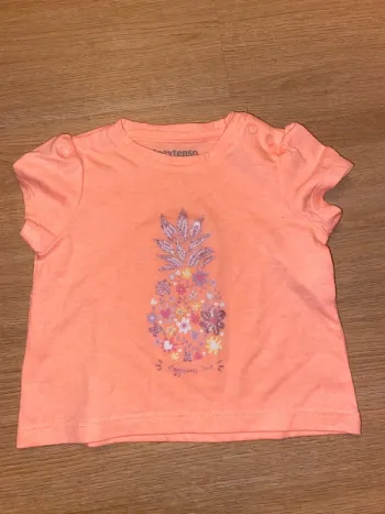 Ensemble barboteuse et T-shirt.