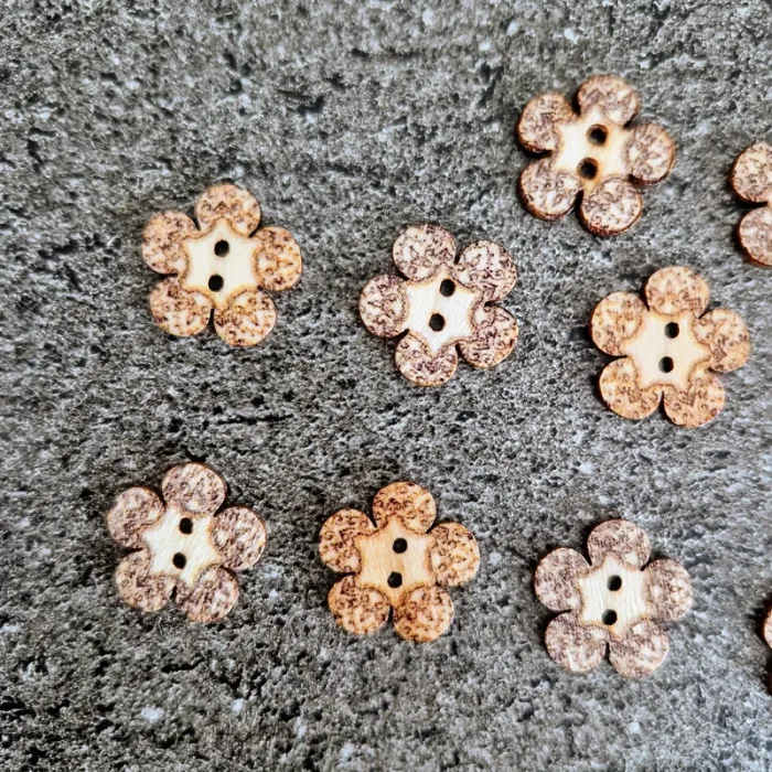 Lot de 12 boutons fleurs en bois - photo numéro 2
