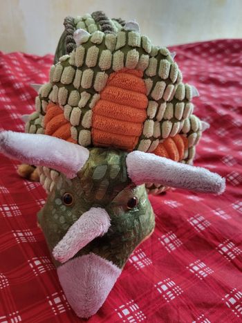 Peluche triceratops