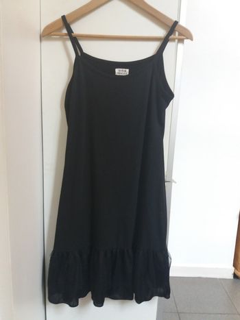 Robe noire avec froufrou