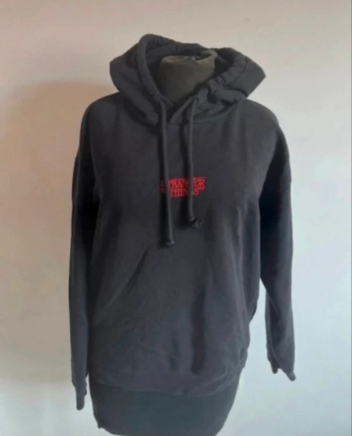 Pull à capuche Stranger Thing taille M de chez Jennyfer en très bon état