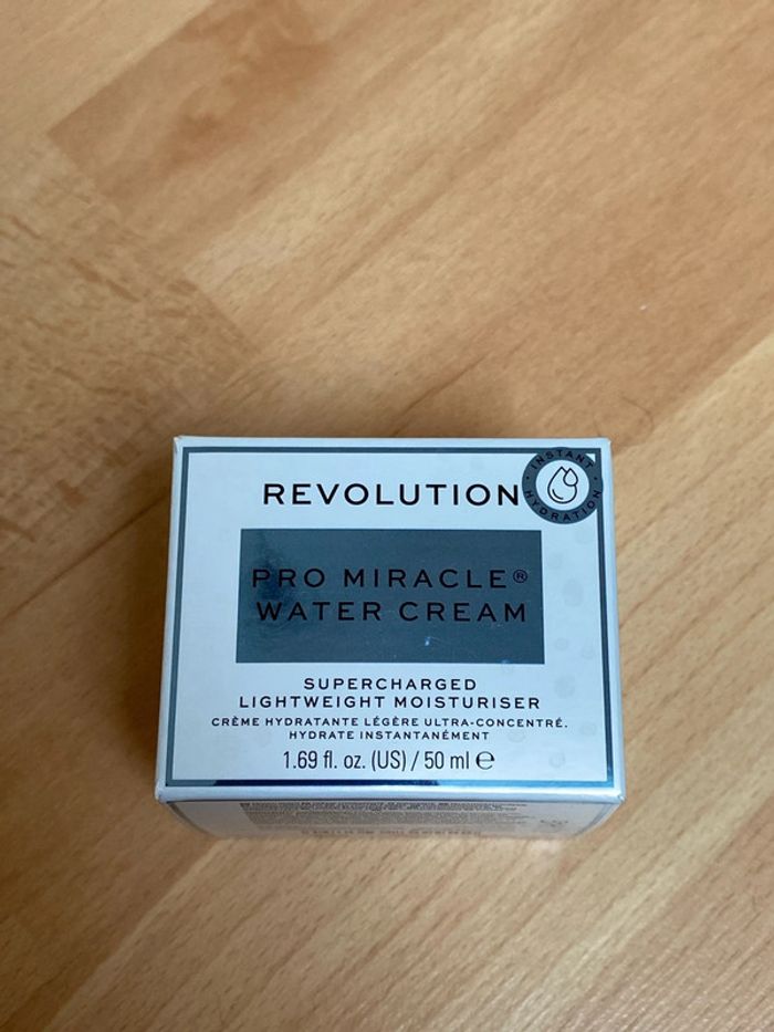 Crème pour les yeux de la marque révolution