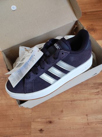 Chaussures basket Adidas pointure 36 neuves 