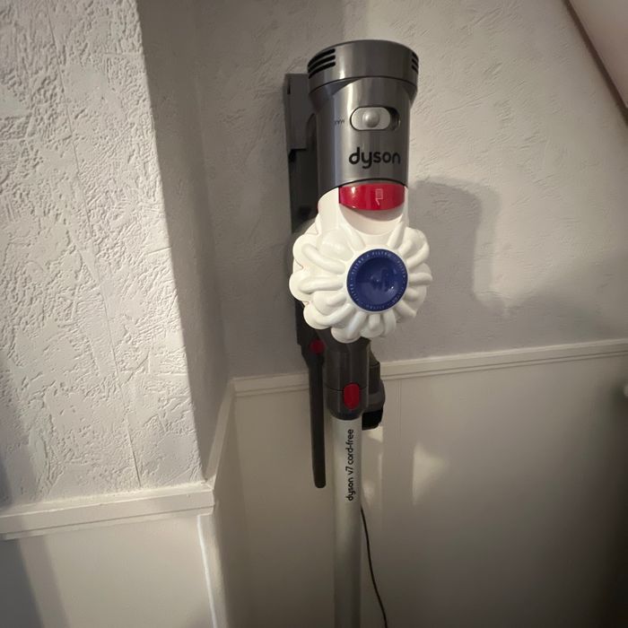Dyson V7