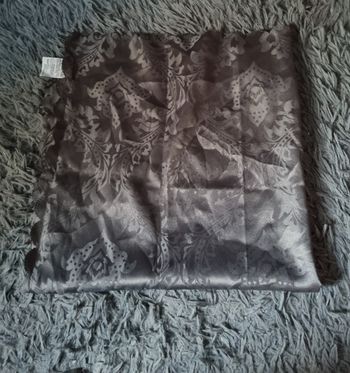 Nappe grise à motifs