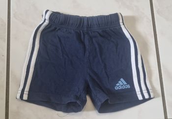 adidas short bébé bleu marine bandes blanches taille 3‑6 mois (68 cm)