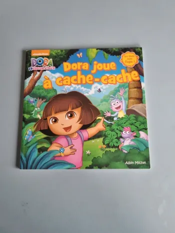 Dora joue à cache-cache
