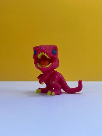  Kinder Joy - Mini Funko Pop Jurassic World - Velociraptor rose  