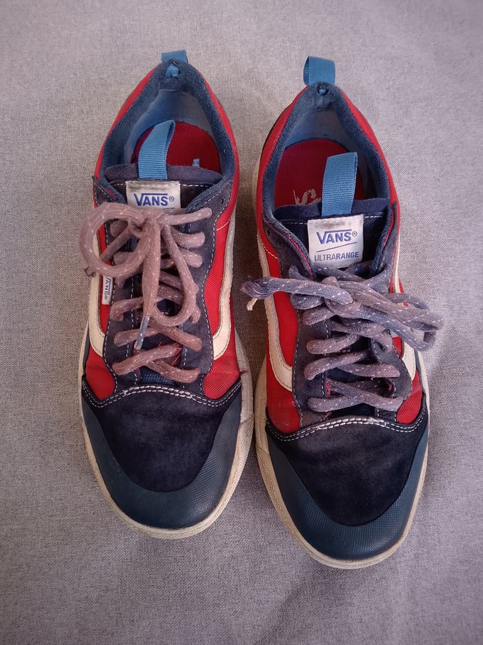 Paire de baskets Vans Ultrarange en bon état, pointure 41,5, couleur rouge, bleu et blanc.