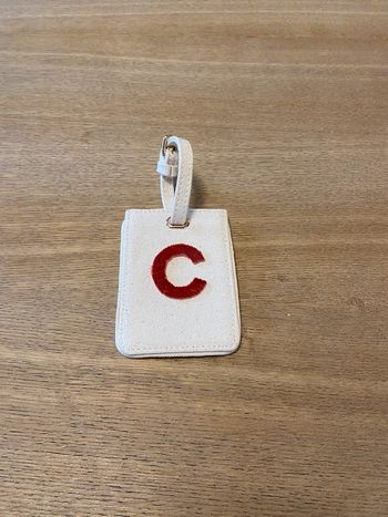 Étiquette de bagage lettre C Sézane neuve