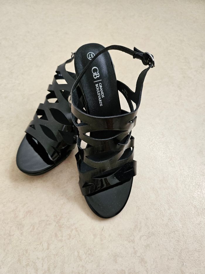 Chaussure ouverte à talons vernis noir