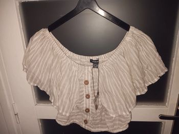 Top court Primark rayé beige, épaules dénudées,  taille m