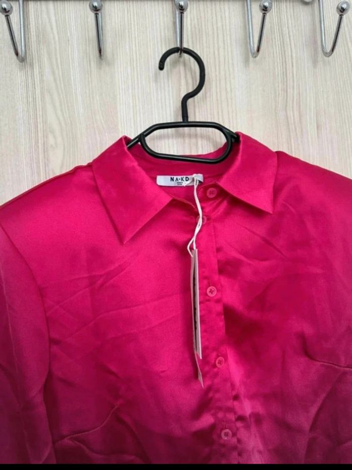 Robe courte satinée manches longues à épaulettes rose fuchsia taille S NA-KD - photo numéro 2
