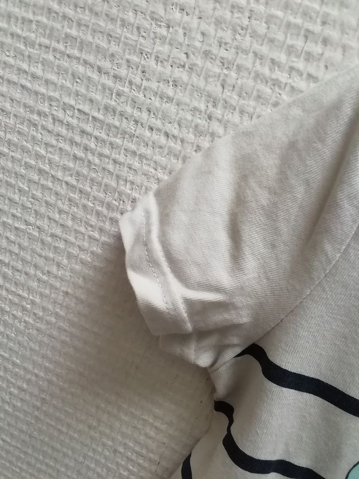 Vends t-shirt garçon été blanc rayé bleu avec motif sur le devant - photo numéro 3