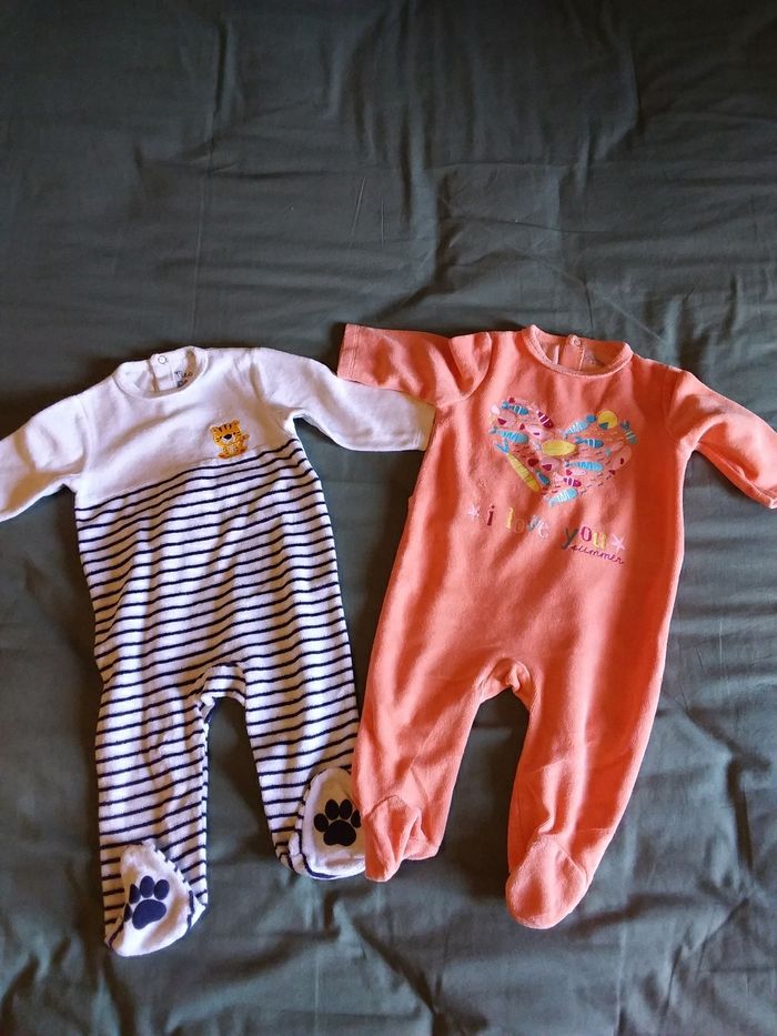 2 grenouillères  en taille 6 mois