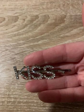 Barrette « kiss « à strass