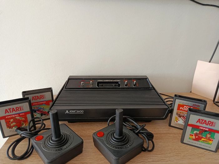 Console vintage Atari 2600 avec manettes et jeux