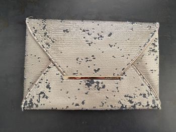 Pochette à sequins dorés Bcbgmaxazria