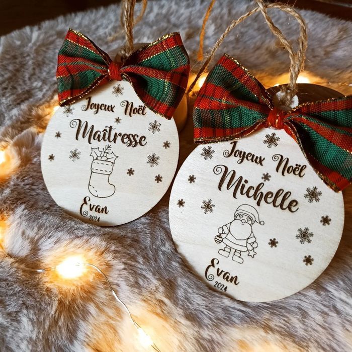 Boule de Noël en bois Maîtresse, nounou, Atsem, parrain, marraine _ Cadeau maîtresse