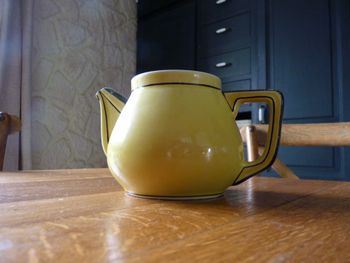 théière porcelaine cuisine jaune vintage TBE avec anse 