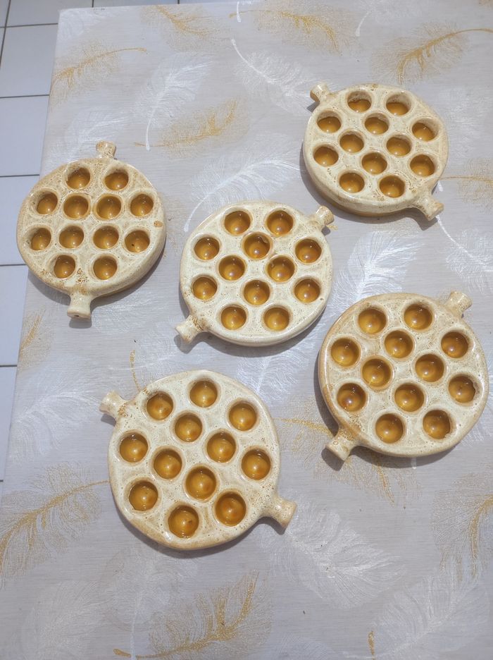 Lot de cinq cassolette assiettes poêlons a escargots en céramique - photo numéro 2