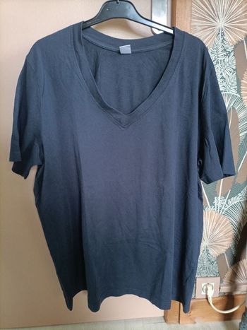 Tshirt bleu marine uni col V