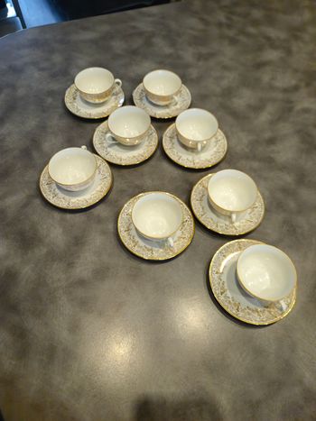 Service porcelaine France 8 tasses avec soucoupes décor floral doré