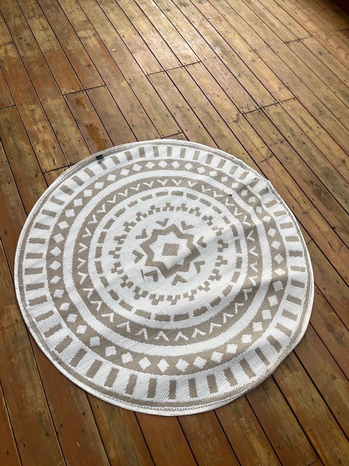 Tapis rond beige et blanc style bohème