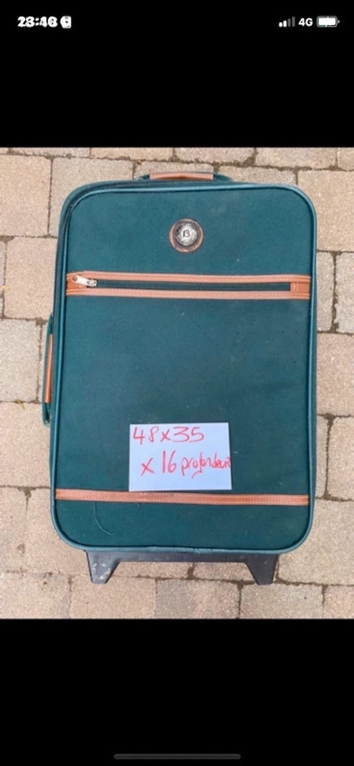 Petite valise à roulettes verte