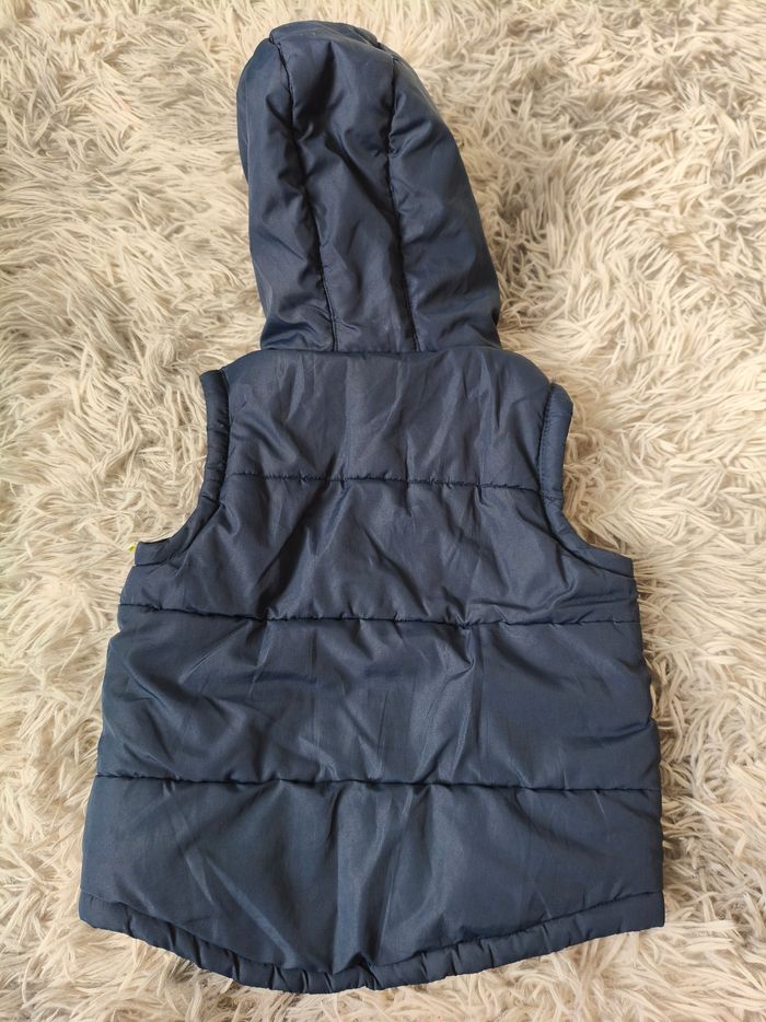 Veste doudoune sans manche à capuche Disney avec logo mickey Taille 23 mois - photo numéro 5