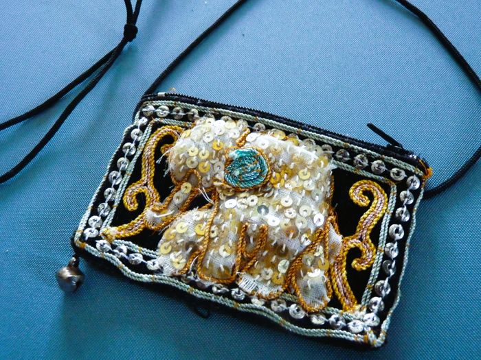 Sac porte monnaie fille pochette bandoulière elephant noir de Thaïlande TBE