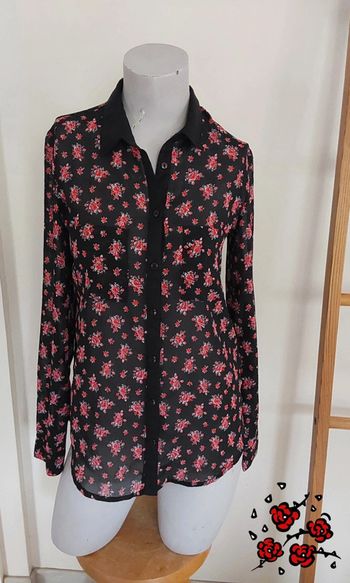 Jolie chemise  noire fleurie rose T 34