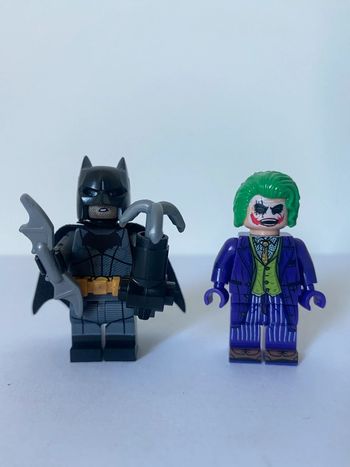 Figurine type lego The Joker contre Batman. Marvel
