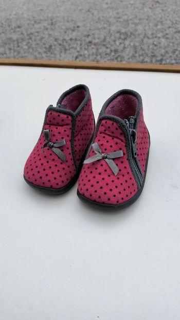 Chaussons rouge à pois vert fille taille 19 comme neuf