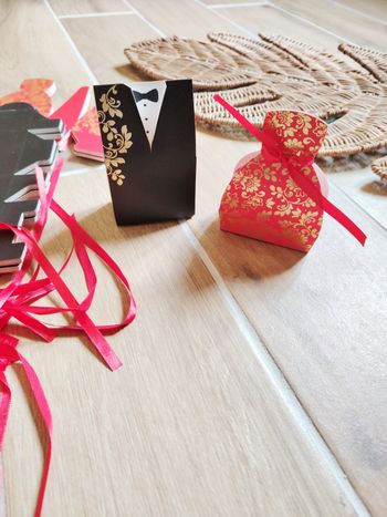 🎊Lot de 60 Boîtes/ contenants à dragées couple de mariés costumes et robes Neuves