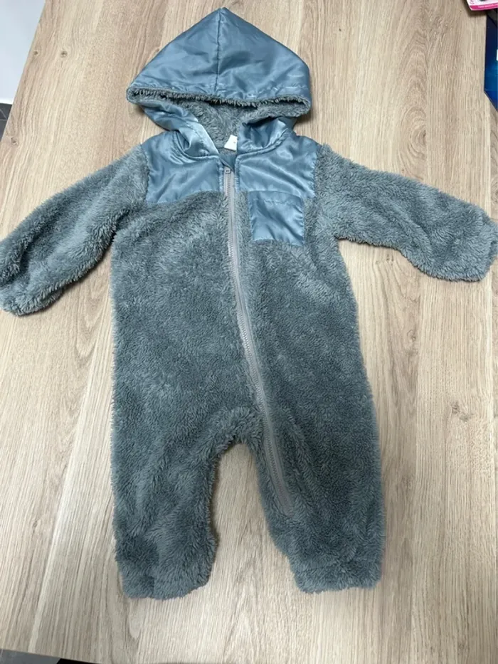 Combinaison bébé taille 6/9 mois