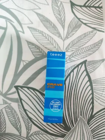 Teeez gloss lèvres aux reflets luminescents 5ml valeur 10€  à utiliser 12 mois après ouverture